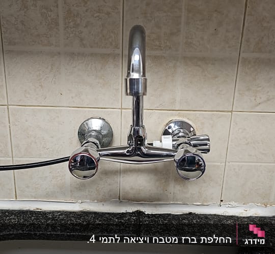 ברז מותקן על קיר עם אריחים